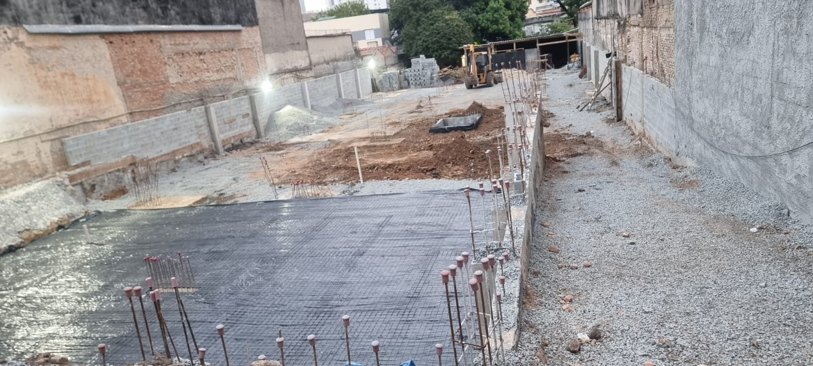 Fundação com armaduras e concretagem de radier